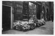856001 Afbeelding van de vele bloemstukken voor de nieuwe Klokkenwinkel van J. Kool (Voorstraat 15) te Utrecht, op de ...